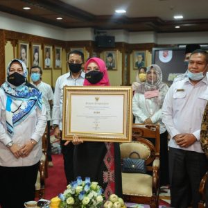 Wakil Ketua TP PKK Aceh, Dr. Ir. Dyah Erti Idawati, MT bersama Kepala DP3A, Nevi Ariyani, SE, memperlihatkan penghargaan dari Komisi Perlindungan Anak Indonesia (KPAI) dalam seremonial penyerahan anugerah secara virtual yang di Ruang Rapat Gubernur, Banda Aceh, Rabu 22/07. Penghargaan itu diberikan atas komitmen pemerintah Aceh dalam penyelenggaraan perlindungan anak dan melaporkan capaian berbasis Sistem Informasi Monitoring Evaluasi Pelaporan (SIMEP).