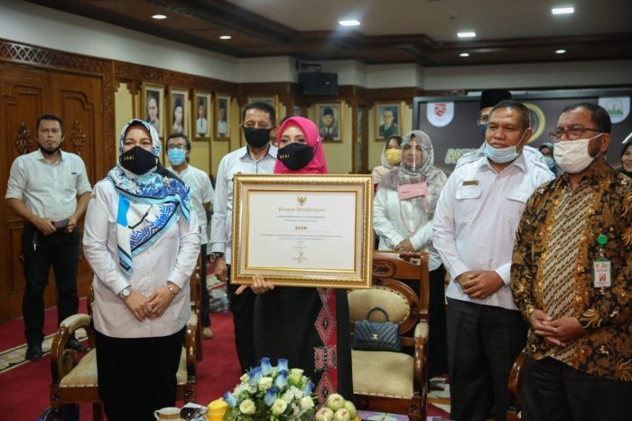 Wakil Ketua TP PKK Aceh, Dr. Ir. Dyah Erti Idawati, MT bersama Kepala DP3A, Nevi Ariyani, SE, memperlihatkan penghargaan dari Komisi Perlindungan Anak Indonesia (KPAI) dalam seremonial penyerahan anugerah secara virtual yang di Ruang Rapat Gubernur, Banda Aceh, Rabu 22/07. Penghargaan itu diberikan atas komitmen pemerintah Aceh dalam penyelenggaraan perlindungan anak dan melaporkan capaian berbasis Sistem Informasi Monitoring Evaluasi Pelaporan (SIMEP).