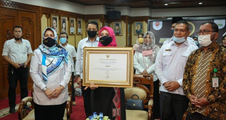 Wakil Ketua TP PKK Aceh, Dr. Ir. Dyah Erti Idawati, MT bersama Kepala DP3A, Nevi Ariyani, SE, memperlihatkan penghargaan dari Komisi Perlindungan Anak Indonesia (KPAI) dalam seremonial penyerahan anugerah secara virtual yang di Ruang Rapat Gubernur, Banda Aceh, Rabu 22/07. Penghargaan itu diberikan atas komitmen pemerintah Aceh dalam penyelenggaraan perlindungan anak dan melaporkan capaian berbasis Sistem Informasi Monitoring Evaluasi Pelaporan (SIMEP).