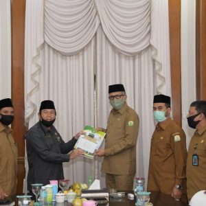 Pelaksana Tugas Gubernur Aceh, Nova Iriansyah, menerima kunjungan silaturrahmi dan audiensi dari Kepala Kantor Wilayah Kementerian Agama Aceh dan Kepala Unit Pelaksana Teknis (UPT) Asrama Haji Embarkasi Aceh, di Pendopo Gubernur Aceh, Banda Aceh, Selasa, (28/7/2020).