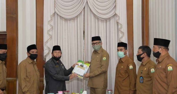 Pelaksana Tugas Gubernur Aceh, Nova Iriansyah, menerima kunjungan silaturrahmi dan audiensi dari Kepala Kantor Wilayah Kementerian Agama Aceh dan Kepala Unit Pelaksana Teknis (UPT) Asrama Haji Embarkasi Aceh, di Pendopo Gubernur Aceh, Banda Aceh, Selasa, (28/7/2020).