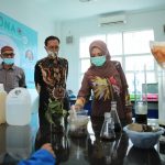 Wakil Ketua Tim Gugus Tugas Penanganan Covid 19 Aceh, Dr. Ir. Dyah Erti Idawati, MT meninjau pembuatan hand sanitizer di SMTI, Senin 20 Juli 2020
