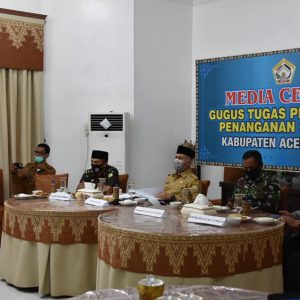 Bupati Aceh Tengah didampingi jajaran Forkopimda dan beberapa kepala OPD Kabupaten Aceh Tengah terkait mengikuti rapat Koordinasi virtual yang digelar Gugus Tugas Percepatan Penanganan Corona Virus Disease 2019 (Covid-19) Aceh.