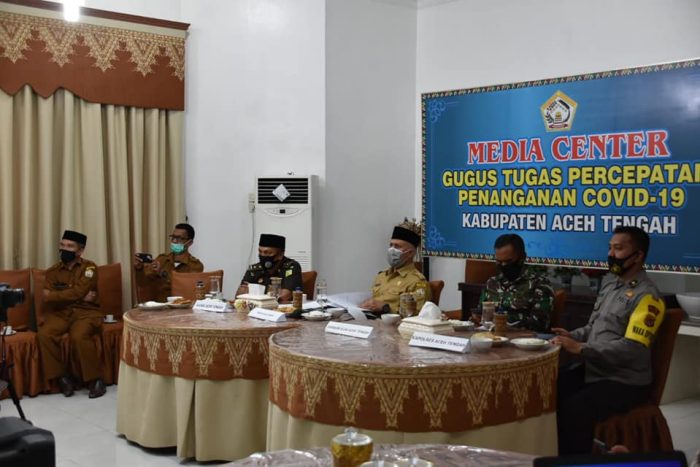 Bupati Aceh Tengah didampingi jajaran Forkopimda dan beberapa kepala OPD Kabupaten Aceh Tengah terkait mengikuti rapat Koordinasi virtual yang digelar Gugus Tugas Percepatan Penanganan Corona Virus Disease 2019 (Covid-19) Aceh.