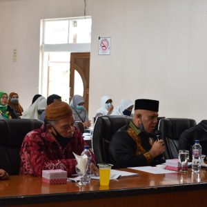 Bupati Aceh Tengah didampingi Asisten III Administrasi umum, Kepala Badan Perencanaan Pembangunan Daerah, Inspektur dan Kepala Bagian Organisasi dan Tata Laksana Setdakab Aceh Tengah serta Para Kepala SKPK terkait lainnya mengikuti Video Conference Sosialisasi Reformasi Birokrasi dan Akuntabilitas Kinerja Instansi Pemerintah (AKIP) tahun 2019, yang dilaksanakan oleh Kementerian Pendayagunaan Aparatur Negara dan Reformasi Birokrasi (MenPan RB) yang berlangsung di Gedung Oproom Setdakab Aceh Tengah, Kamis (27/08/2020).