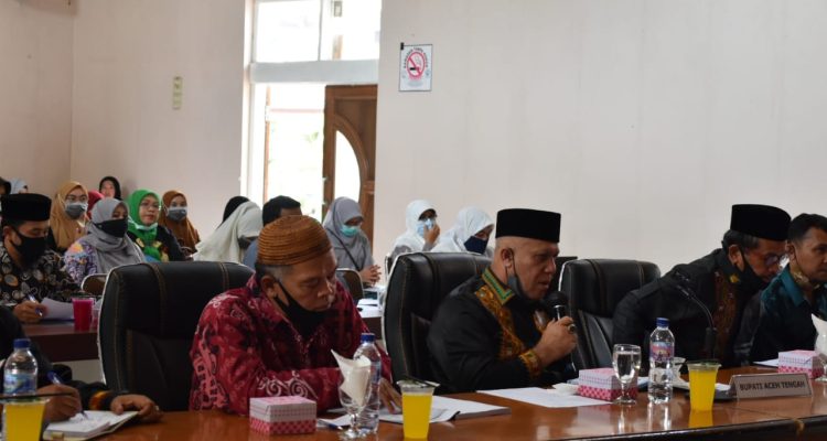 Bupati Aceh Tengah didampingi Asisten III Administrasi umum, Kepala Badan Perencanaan Pembangunan Daerah, Inspektur dan Kepala Bagian Organisasi dan Tata Laksana Setdakab Aceh Tengah serta Para Kepala SKPK terkait lainnya mengikuti Video Conference Sosialisasi Reformasi Birokrasi dan Akuntabilitas Kinerja Instansi Pemerintah (AKIP) tahun 2019, yang dilaksanakan oleh Kementerian Pendayagunaan Aparatur Negara dan Reformasi Birokrasi (MenPan RB) yang berlangsung di Gedung Oproom Setdakab Aceh Tengah, Kamis (27/08/2020).