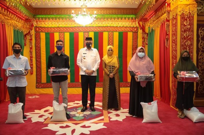 Plt Gubernur Aceh, Ir. Nova Iriansyah, MT beserta istri, Dr. Ir. Dyah Erti Idawati, MT, bersilaturrahmi sekaligus menyerahkan bingkisan kepada anak-anak korban konflik Aceh di Meuligoe Gubernur, Banda Aceh, Sabtu (15/8/2020).