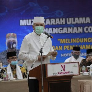 Plt. Gubernur Aceh, Nova Iriansyah, memberikan sambutan dan arahan sekaligus membuka dengan resmi Muzakarah Ulama Kharismatik Aceh dalam rangka penangganan Covid-19 tahun 2020 M/1442 H di Hotel Grand Nanggroe Banda Aceh, Rabu (26/8/2020).