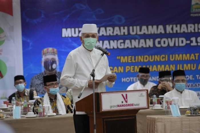 Plt. Gubernur Aceh, Nova Iriansyah, memberikan sambutan dan arahan sekaligus membuka dengan resmi Muzakarah Ulama Kharismatik Aceh dalam rangka penangganan Covid-19 tahun 2020 M/1442 H di Hotel Grand Nanggroe Banda Aceh, Rabu (26/8/2020).