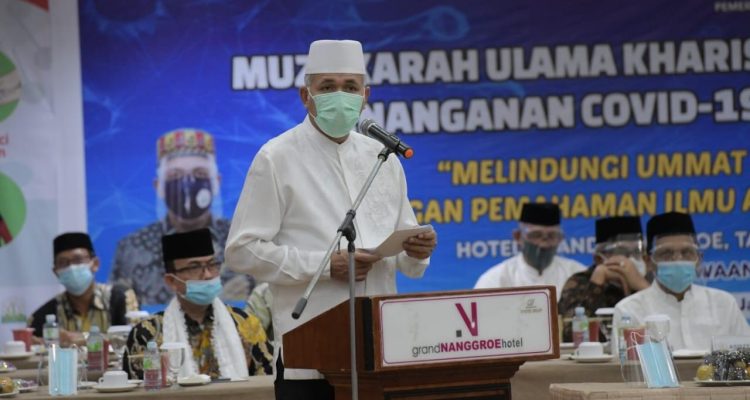 Plt. Gubernur Aceh, Nova Iriansyah, memberikan sambutan dan arahan sekaligus membuka dengan resmi Muzakarah Ulama Kharismatik Aceh dalam rangka penangganan Covid-19 tahun 2020 M/1442 H di Hotel Grand Nanggroe Banda Aceh, Rabu (26/8/2020).