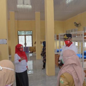 Plt. Gubernur Aceh, Nova Iriansyah, didampingi Istri Dyah Erti Idawati, serta Direktur RSUDZA, Azharuddin, meninjau Rumah Singgah RSUD dr. Zainoel Abidin, dalam rangka optimalisasi pelayanan dan penyiapan sarpras RSUDZA untuk digunakan oleh pasien Covid 19 di, Banda Aceh, Selasa (4/8/2020)