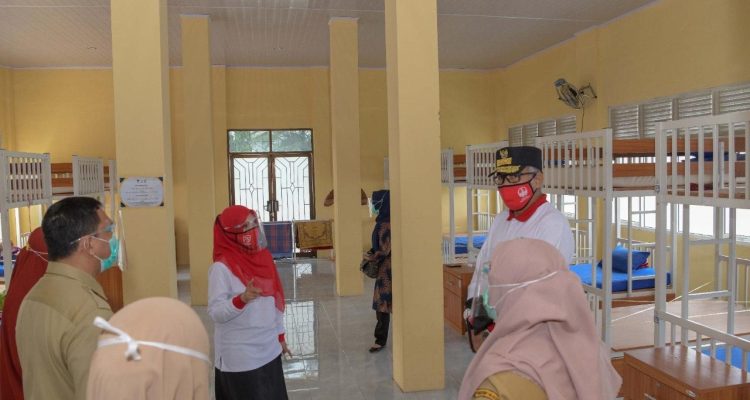 Plt. Gubernur Aceh, Nova Iriansyah, didampingi Istri Dyah Erti Idawati, serta Direktur RSUDZA, Azharuddin, meninjau Rumah Singgah RSUD dr. Zainoel Abidin, dalam rangka optimalisasi pelayanan dan penyiapan sarpras RSUDZA untuk digunakan oleh pasien Covid 19 di, Banda Aceh, Selasa (4/8/2020)