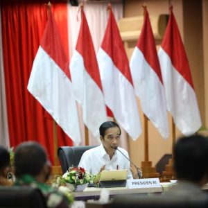 Presiden Republik Indonesia, Joko Widodo bersama Menteri BUMN, Erick Thohir, Plt Gubernur Aceh, Nova Iriansyah beserta Forkopimda Aceh pada saat mengikuti video converence bersama Bupati/Walikota, Direktur Rumah Sakit Umum Daerah, unsur perguruan tinggi, unsur swasta/perusahaan membahas penanganan Covid-19 di Aceh, yang berlangsung di Aula Serbaguna Sekretariat Daerah Aceh, Banda Aceh, Selasa (25/8/2020)