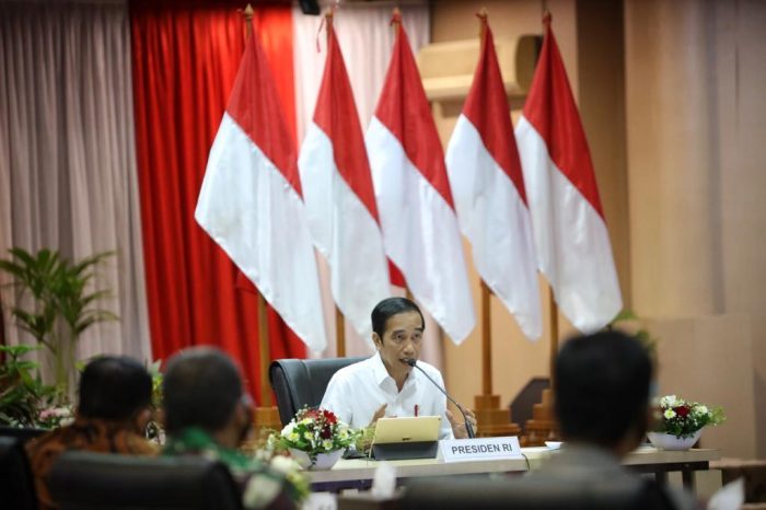 Presiden Republik Indonesia, Joko Widodo bersama Menteri BUMN, Erick Thohir, Plt Gubernur Aceh, Nova Iriansyah beserta Forkopimda Aceh pada saat mengikuti video converence bersama Bupati/Walikota, Direktur Rumah Sakit Umum Daerah, unsur perguruan tinggi, unsur swasta/perusahaan membahas penanganan Covid-19 di Aceh, yang berlangsung di Aula Serbaguna Sekretariat Daerah Aceh, Banda Aceh, Selasa (25/8/2020)