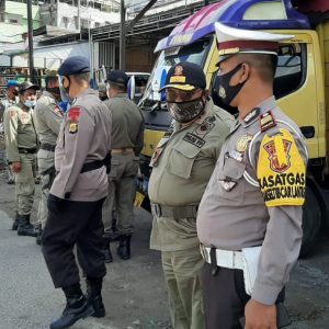 Petugas gabungan yang berasal dari unsur TNI/Polri, Satuan Polisi Pamong Praja, Dinas Perhubungan, serta pihak terkait lainnya menggelar sosialisasi penggunaan masker pada masyarakat di Simpang Pante Raya, Kecamatan Wih Pesam. Jumat 28/08/2020.