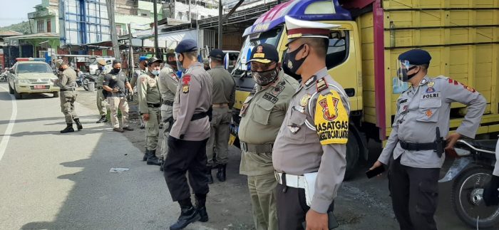 Petugas gabungan yang berasal dari unsur TNI/Polri, Satuan Polisi Pamong Praja, Dinas Perhubungan, serta pihak terkait lainnya menggelar sosialisasi penggunaan masker pada masyarakat di Simpang Pante Raya, Kecamatan Wih Pesam. Jumat 28/08/2020.