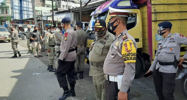 Petugas gabungan yang berasal dari unsur TNI/Polri, Satuan Polisi Pamong Praja, Dinas Perhubungan, serta pihak terkait lainnya menggelar sosialisasi penggunaan masker pada masyarakat di Simpang Pante Raya, Kecamatan Wih Pesam. Jumat 28/08/2020.