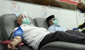 Pelaksana Tugas Gubernur Aceh, Nova Iriansyah, bersama Sekretaris Daerah Aceh, Taqwallah melakukan donor darah di Kantor Palang Merah Indonesia (PMI) Kota Banda Aceh.