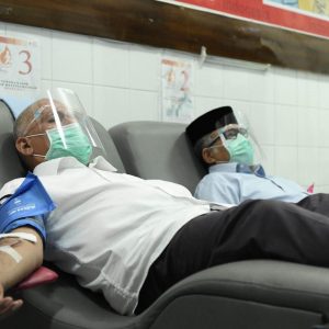 Pelaksana Tugas Gubernur Aceh, Nova Iriansyah, bersama Sekretaris Daerah Aceh, Taqwallah melakukan donor darah di Kantor Palang Merah Indonesia (PMI) Kota Banda Aceh.