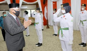 Sekda Aceh, Taqwallah, mengukuhkan pasukan penggerek bendera pada HUT RI ke-75 di Gedung Serbaguna Setda Aceh, Kamis, (13/8/2020). Sebelumnya Sekda Aceh Taqwallah juga mengikuti acara pengukuhan Paskibra Nasional secara daring yang dikukuhkan langsung oleh Presiden Joko Widodo