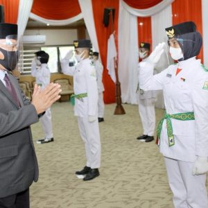 Sekda Aceh, Taqwallah, mengukuhkan pasukan penggerek bendera pada HUT RI ke-75 di Gedung Serbaguna Setda Aceh, Kamis, (13/8/2020). Sebelumnya Sekda Aceh Taqwallah juga mengikuti acara pengukuhan Paskibra Nasional secara daring yang dikukuhkan langsung oleh Presiden Joko Widodo