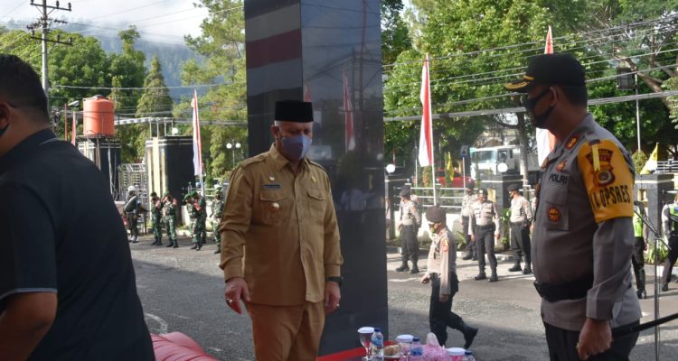 Bupati Aceh Tengah, Drs. Shabela Abubakar mengikuti apel gelar pasukan dalam rangka peningkatan disiplin dan penegakan hukum protokol kesehatan di lapangan Mapolres setempat, Senin (24/08).