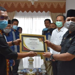 Bupati Aceh Tengah, Drs. Shabela Abubakar didampingi Asisten Pemerintahan dan Kesra, Drs. Mursyid, M.Si menerima berkas Rancangan Anggaran Belanja (RAB) Penyelenggaraan Pemilihan Kepala Daerah di Kabupaten Aceh Tengah Tahun 2022, Rabu (12/08)