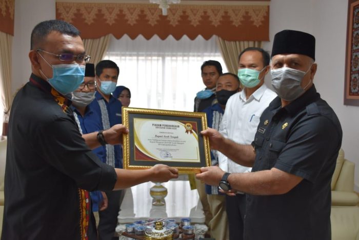 Bupati Aceh Tengah, Drs. Shabela Abubakar didampingi Asisten Pemerintahan dan Kesra, Drs. Mursyid, M.Si menerima berkas Rancangan Anggaran Belanja (RAB) Penyelenggaraan Pemilihan Kepala Daerah di Kabupaten Aceh Tengah Tahun 2022, Rabu (12/08)