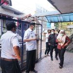 Plt Gubernur Aceh saat mengunjungi Asrama Mahasiswa Aceh, Tgk Chik Di Tiro didampingi dua tokoh masyarakat Aceh di Malang, Jawa Timur (7/9/2020) [Foto: Humas BPPA]