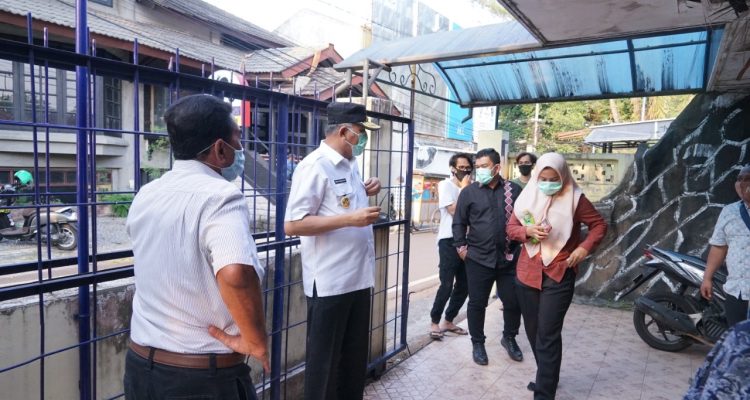 Plt Gubernur Aceh saat mengunjungi Asrama Mahasiswa Aceh, Tgk Chik Di Tiro didampingi dua tokoh masyarakat Aceh di Malang, Jawa Timur (7/9/2020) [Foto: Humas BPPA]