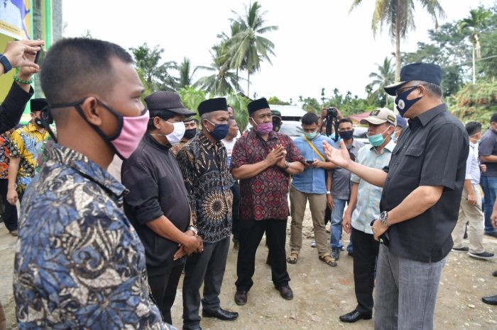 Plt. Gubernur Aceh, Nova Iriansyah didampingi Bupati Aceh Tamiang, Musril dan Kadis PUPR Aceh, Fajri silaturrahmi dengan tokoh masyarakat Kampong Babo,Kecamatan Bandar Pusaka, Kabupaten Aceh Tamiang, Jumat, (11/9/2020).