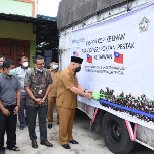 Bupati Aceh Tengah, Drs. Shabela Abubakar didampingi Kepala Kantor Perwakilan Bank Indonesia (BI) Lhokseumawe, melepas secara simbolis 1,7 ton kopi arabica Gayo hasil produksi Kelompok Tani (Poktan) Pestak ke Negara Taiwan, Senin (23/11/2020).