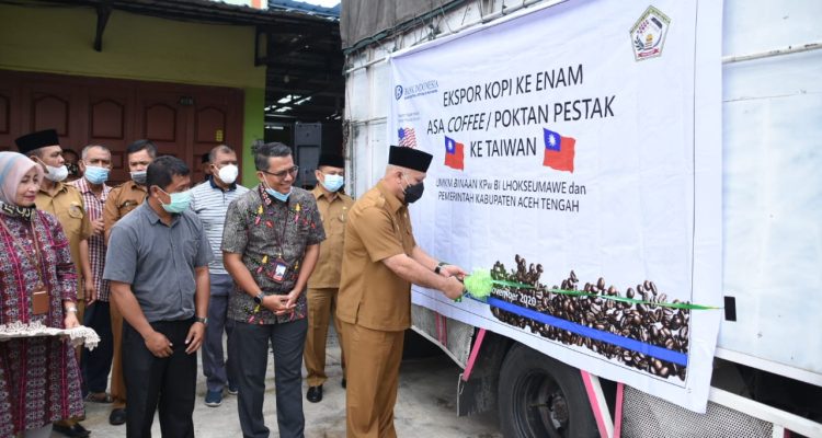 Bupati Aceh Tengah, Drs. Shabela Abubakar didampingi Kepala Kantor Perwakilan Bank Indonesia (BI) Lhokseumawe, melepas secara simbolis 1,7 ton kopi arabica Gayo hasil produksi Kelompok Tani (Poktan) Pestak ke Negara Taiwan, Senin (23/11/2020).