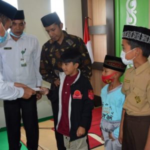 Drs Hamdan MA serahkan bantuan kepada sejumlah anak yatim