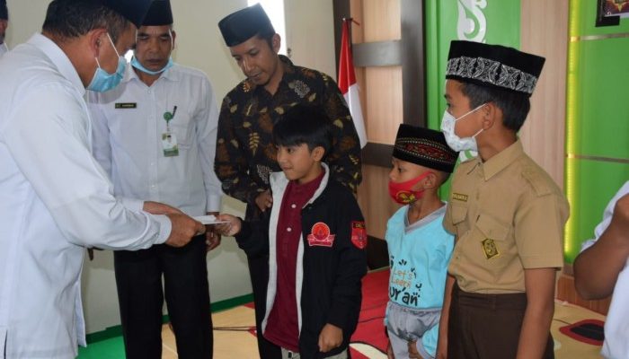 Drs Hamdan MA serahkan bantuan kepada sejumlah anak yatim