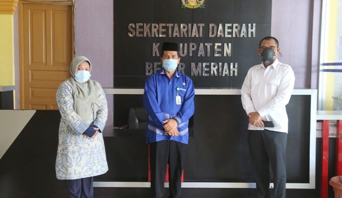 Asisten II Abdul Muis, SE, MT didampingi oleh Rahmadani, ST, MT dari Dinas PUPKP menerima kunjungan Kepala Balai Pengelolaan Hutan Produksi (BPHP) Aceh Mahyuddin, S.P, M.P yang didampingi oleh Perwakilan Tusam Hutani Lestari (THL) Maulida di Ruang VIP Setdakab. Kamis 05/11/2020.