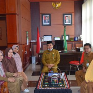 Kepala Kantor Kementerian Agama Kabupaten Bener Meriah Drs H Hamdan MA menerima kunjungan Kasubbid Pemerintahan Kelembagaan Pemerintahan Kependudukan dan Kesejahteraan pada dinas Bappeda Kabupaten Bener Meriah Yeni Maya Safira SE M Si yang bertempat di ruang kerja kepala kantor Kemenag setempat. Senin, 16/11/2020.