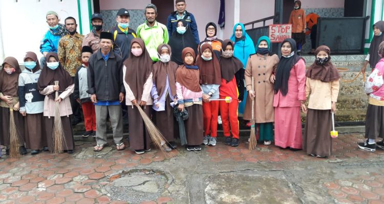 Kepala Kantor Kementerian Agama Drs H Hamdan MA, Kepala Madrasah MIN 2 dan sejumlah guru beserta siswa-siswi di halaman Masjid Baitul Rahman Kampung Tingkem, Kecamatan Bukit. Jum'at, 27/11/2020.