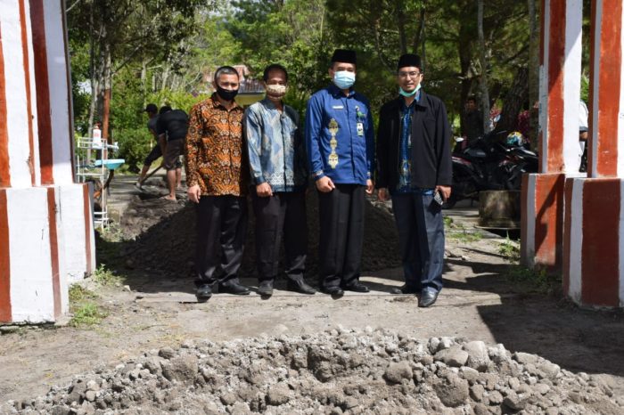 Kepala Kantor Kementerian Agama Bener Meriah Drs H Hamdan MA Didampingi Kepala MAN 1 Mahdi S. Ag MA dan sejumlah guru