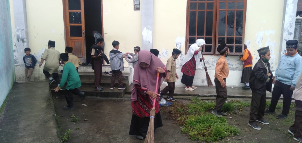 Guru beserta murid MIN 5 Bener Meriah bersihkan Mushalla Assyuha Kampung Pondok Sayur, Kecamatan Bandar. Jum'at 27/11/2020.