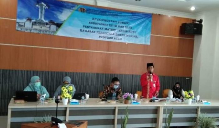 Asisten II Bidang Ekonomi Pembangunan Abdul Muis, SE.MT saat membuka acara konsultasi publik III, Integrasi Kawasan Lingkungan Hidup Strategis (KLHS) dalam rangka kegiatan Penyusunan Materi Tekhnis Rencana Detail Tata Ruang (RDTR) kawasan perkotaan Janarata Kabupaten Bener Meriah.