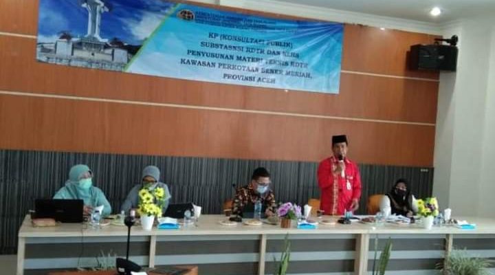 Asisten II Bidang Ekonomi Pembangunan Abdul Muis, SE.MT saat membuka acara konsultasi publik III, Integrasi Kawasan Lingkungan Hidup Strategis (KLHS) dalam rangka kegiatan Penyusunan Materi Tekhnis Rencana Detail Tata Ruang (RDTR) kawasan perkotaan Janarata Kabupaten Bener Meriah.