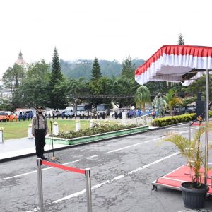 Bupati Aceh Tengah, Drs. Shabela Abubakar memimpin upacara peringatan Hari Pahlawan di Lapangan Upacara Setdakab. Aceh Tengah, Selasa (10/11/2020).