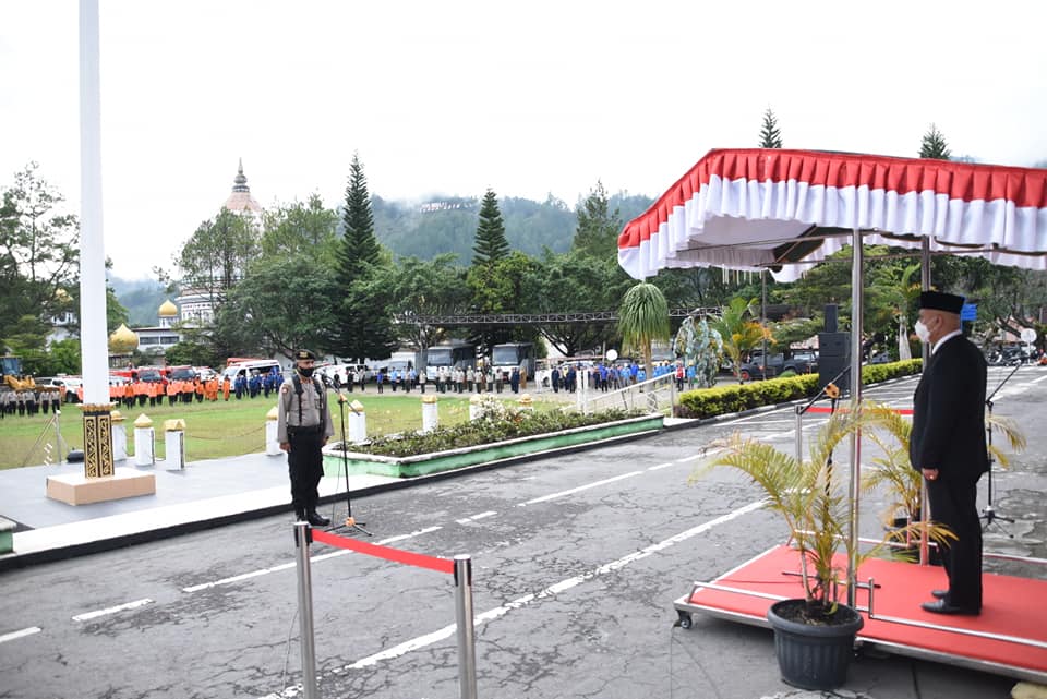 Bupati Aceh Tengah, Drs. Shabela Abubakar memimpin upacara peringatan Hari Pahlawan di Lapangan Upacara Setdakab. Aceh Tengah, Selasa (10/11/2020).