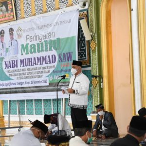 Bupati Aceh Tengah Drs Shabela Abubakar didampingi Ketua TP- PKK Kabupaten Aceh Tengah Puan Ratna, menghadiri peringatan Maulid Nabi Muhammad SAW 1442 H Tingkat Kabupaten, yang dipusatkan di Komplek Masjid Agung Ruhama Takengon, Kamis (19/11/2020).