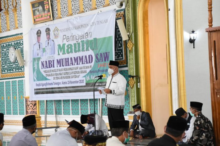 Bupati Aceh Tengah Drs Shabela Abubakar didampingi Ketua TP- PKK Kabupaten Aceh Tengah Puan Ratna, menghadiri peringatan Maulid Nabi Muhammad SAW 1442 H Tingkat Kabupaten, yang dipusatkan di Komplek Masjid Agung Ruhama Takengon, Kamis (19/11/2020).