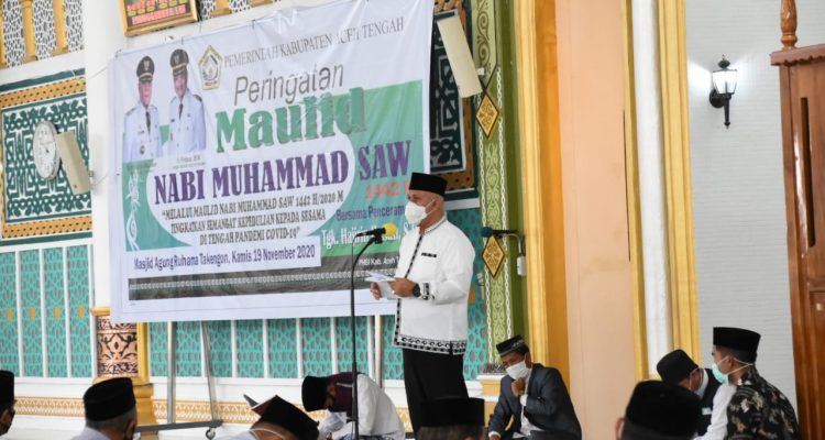 Bupati Aceh Tengah Drs Shabela Abubakar didampingi Ketua TP- PKK Kabupaten Aceh Tengah Puan Ratna, menghadiri peringatan Maulid Nabi Muhammad SAW 1442 H Tingkat Kabupaten, yang dipusatkan di Komplek Masjid Agung Ruhama Takengon, Kamis (19/11/2020).