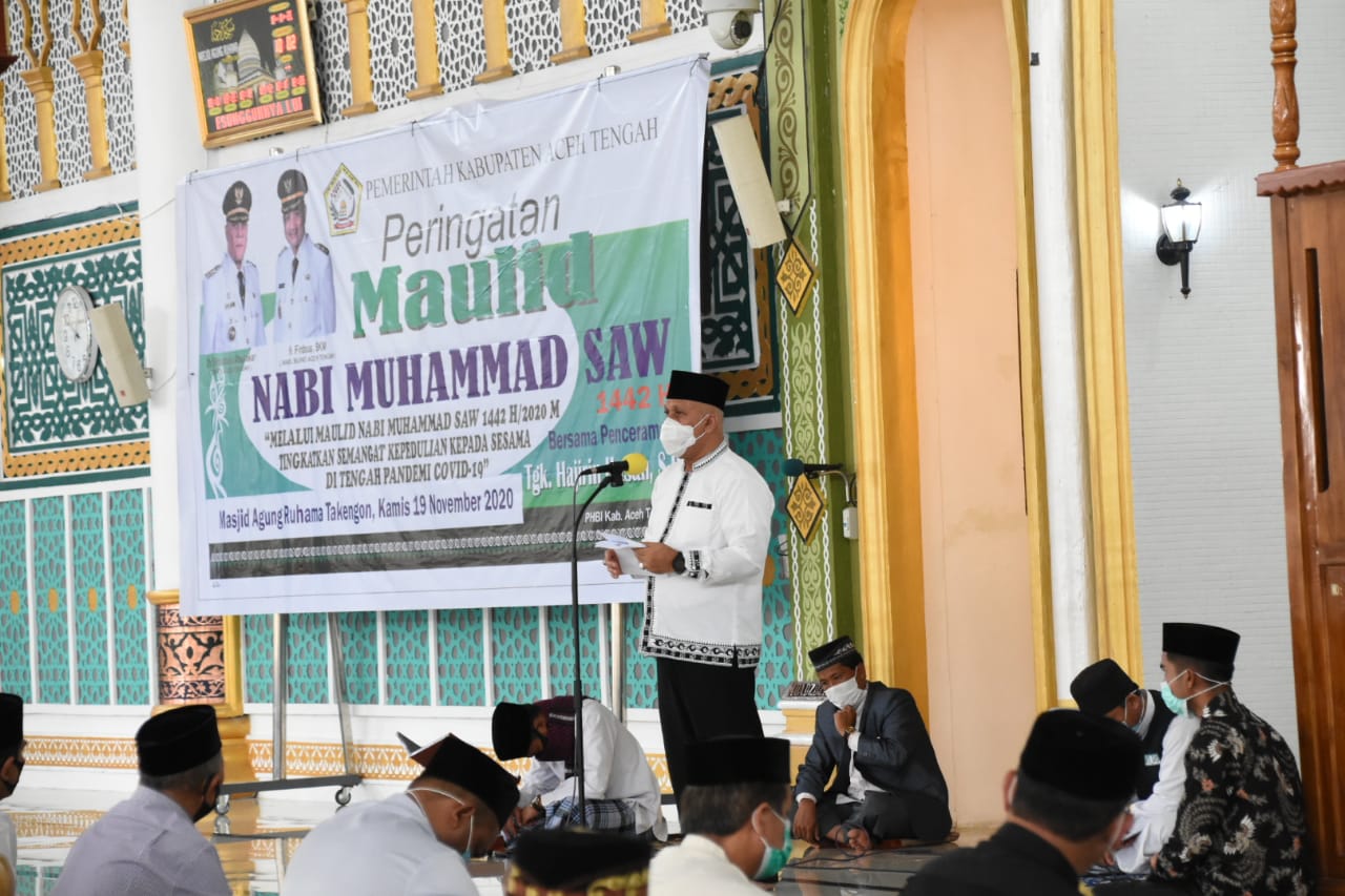 Bupati Aceh Tengah Drs Shabela Abubakar didampingi Ketua TP- PKK Kabupaten Aceh Tengah Puan Ratna, menghadiri peringatan Maulid Nabi Muhammad SAW 1442 H Tingkat Kabupaten, yang dipusatkan di Komplek Masjid Agung Ruhama Takengon, Kamis (19/11/2020). 