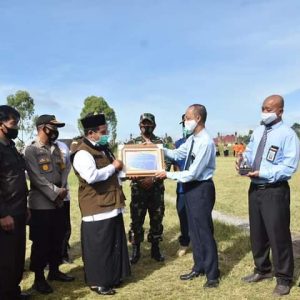 emerintah Kabupaten Bener Meriah terima Wajar Tanpa Pengecualian (WTP) dari Menteri Keuangan Republik Indonesia yang diserahkan oleh Kepala KPPN Takengon Rusli kepada Bupati Bener Meriah Tgk. H. Sarkawi.