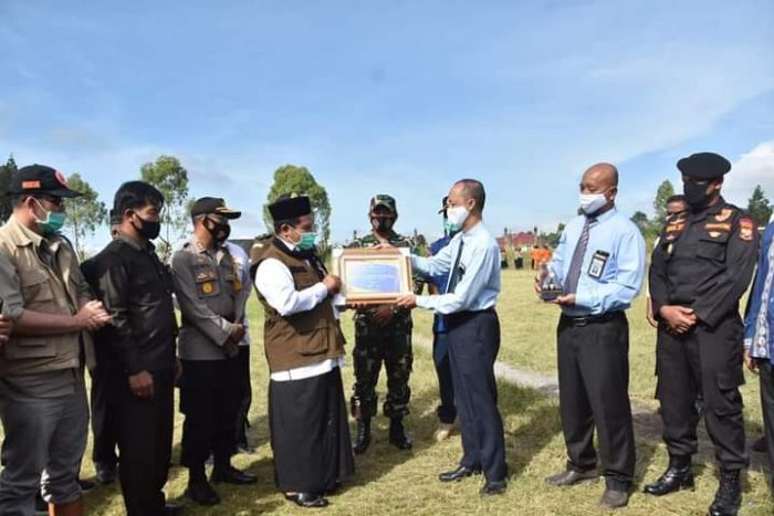 emerintah Kabupaten Bener Meriah terima Wajar Tanpa Pengecualian (WTP) dari Menteri Keuangan Republik Indonesia yang diserahkan oleh Kepala KPPN Takengon Rusli kepada Bupati Bener Meriah Tgk. H. Sarkawi.